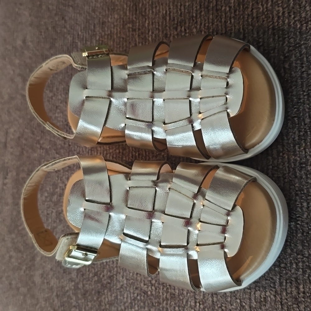 THEREABOUTS BRAND GIRL'S SHINY GOLDEN SANDALS SIZE 8